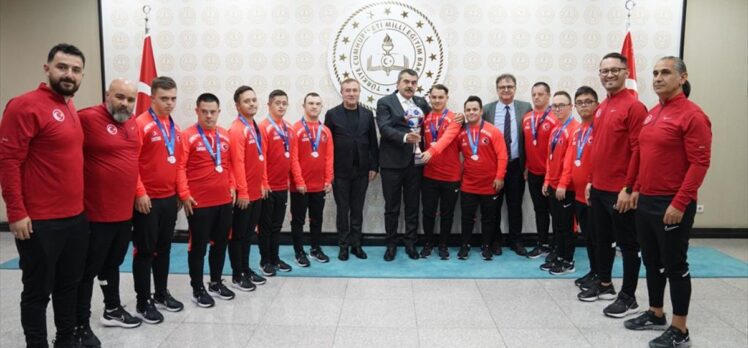 Down Sendromlu Futsal Milli Takımı, Milli Eğitim Bakanı Tekin'i ziyaret etti