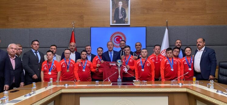 Down Sendromlu Futsal Milli Takımı'ndan, Hulusi Akar'a ziyaret