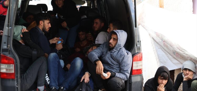 Edirne'de polisten kaçan minibüste 23 düzensiz göçmen yakalandı
