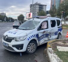 Elazığ'da otomobille çarpışan ekip aracındaki 2 polis yaralandı