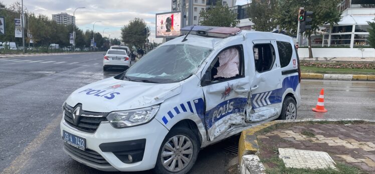 Elazığ'da otomobille çarpışan ekip aracındaki 2 polis yaralandı