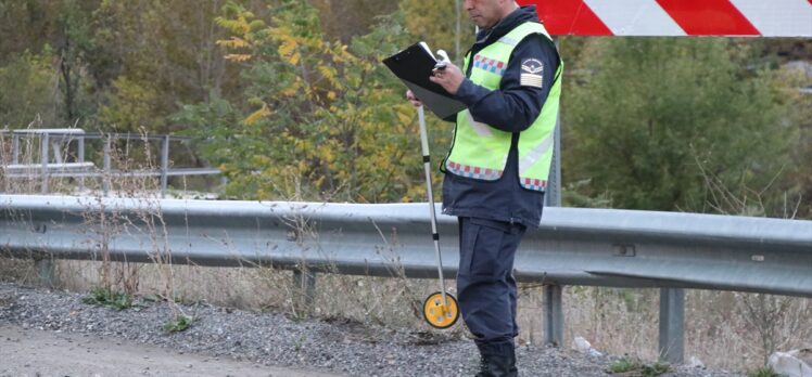 Erzurum'da dereye devrilen otomobilin sürücüsü öldü