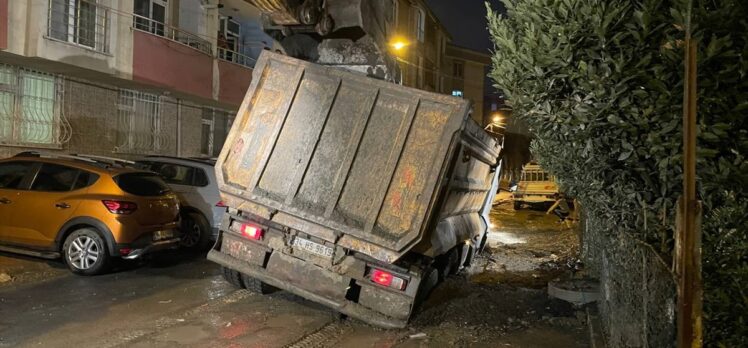 Esenyurt'ta yağmurdan zarar gören yolda mahsur kalan hafriyat kamyonu kurtarıldı