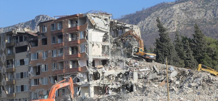 Hatay'da ağır hasarlı binaların kontrollü yıkımı devam ediyor