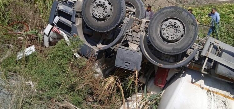 Hatay'da şarampole devrilen beton mikserinin sürücüsü öldü