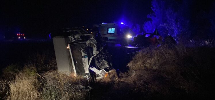 GÜNCELLEME – Isparta'da otomobille kamyonetin çarpıştığı kazada 4 kişi öldü