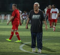 İstanbul Anadolu Adliyesi'nin düzenlediği futbol turnuvasında şöhretler maçı oynandı