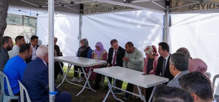 İstanbul Valisi Gül, Sancaktepe'de ölü bulunan 3 kardeşin ailesini ziyaret etti