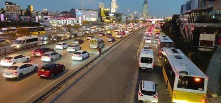 İstanbul'da akşam saatlerinde trafik yoğunluğu meydana geldi