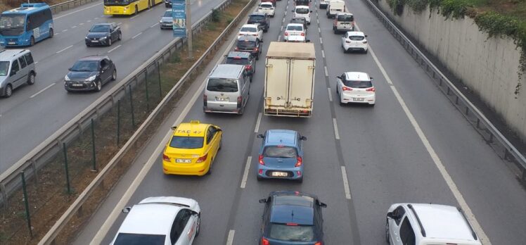 İstanbul'da haftanın ilk günü trafik yoğunluğu yaşanıyor