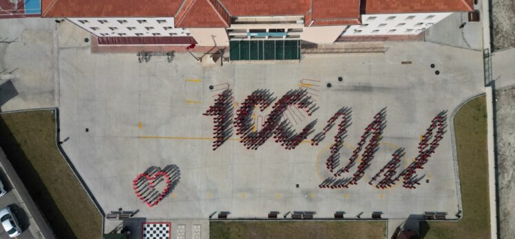 İzmir'de öğrencilerden “100. Yıl” koreografisi