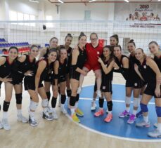 Kadın voleybolcularla antrenmana çıkan down sendromlu Sıla'nın hayali gerçeğe dönüştü