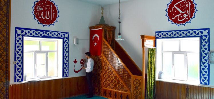 Kaligrafi öğrenen imam camilerde sanatını icra ediyor