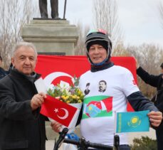 Kazak bisikletçi, Türkiye Cumhuriyeti'nin 100. yılını 100 kilometre pedal çevirerek kutladı