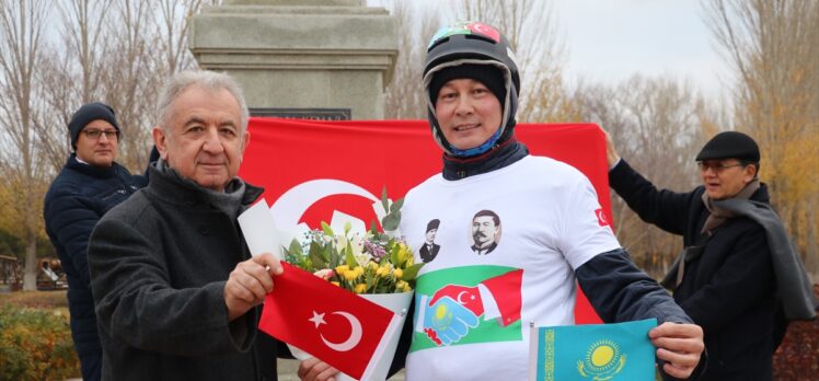 Kazak bisikletçi, Türkiye Cumhuriyeti'nin 100. yılını 100 kilometre pedal çevirerek kutladı