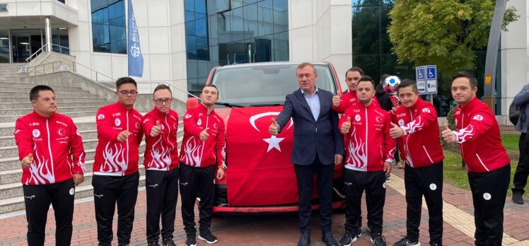 Kocaeli Büyükşehir Belediyesi, Down Sendromlu Futsal Milli Takımı'na minibüs hediye etti