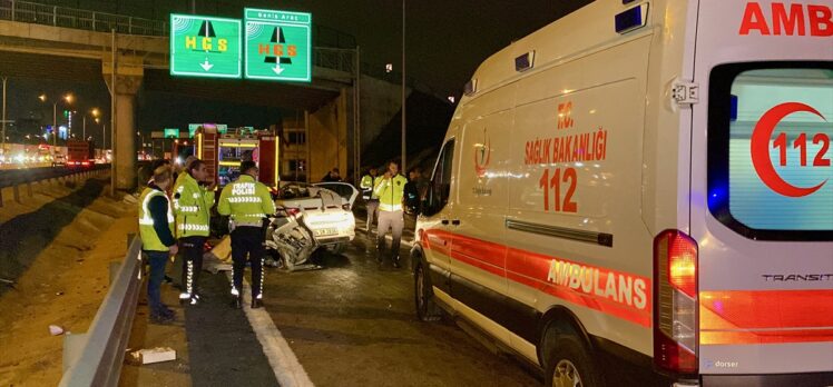 Kocaeli'de direğe çarpan otomobildeki 4 kişi yaralandı