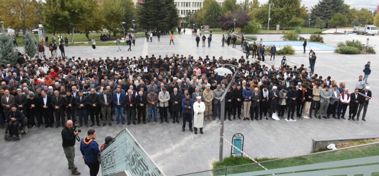 Deprem bölgesinde, Gazze'de hayatını kaybedenler için gıyabi cenaze namazı kılındı