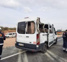 Mardin'de minibüsle kamyonetin çarpışması sonucu 5 kişi yaralandı