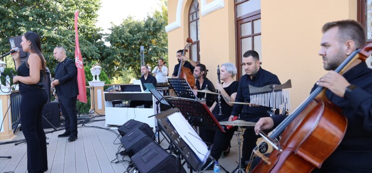 Meriç Nehri kenarında düzenlenen konserde 7 dilde şarkılar söylendi