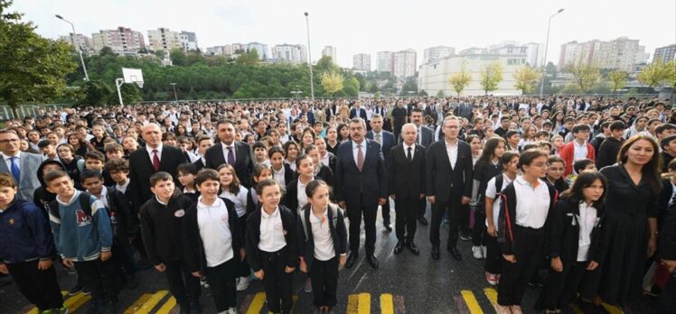 Milli Eğitim Bakanı Tekin, İstanbul'daki okulda bayrak törenine katıldı