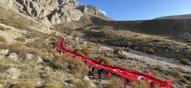 Niğde'ye farklı illerden gelen 100 dağcı Cumhuriyetin 100. yılında Aladağlar'a tırmanacak