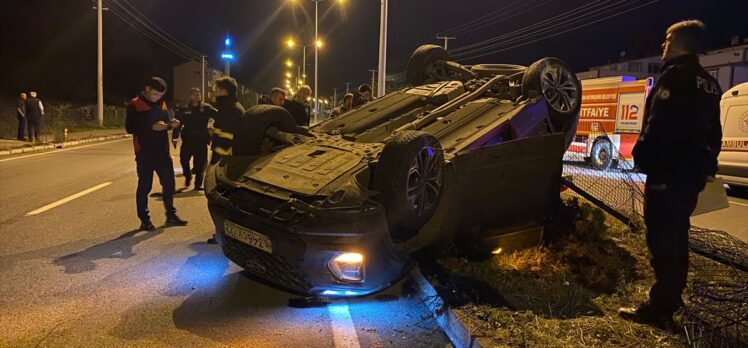 Samsun'da devrilen otomobildeki 3 kişi yaralandı