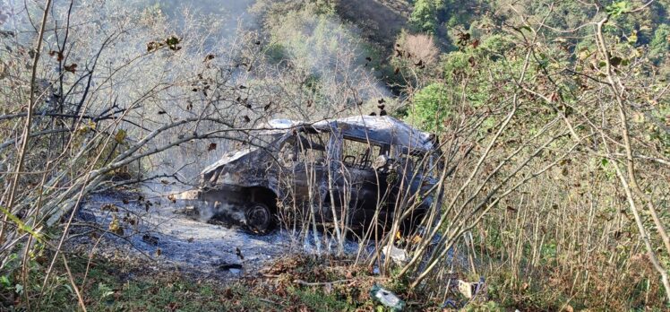 Samsun'da kamyonetle çarpıştıktan sonra uçuruma yuvarlanan minibüsteki 4 kişi yaralandı