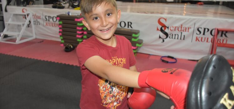 Serebral palsili küçük Anıl, hareket kabiliyetini sporla geliştiriyor