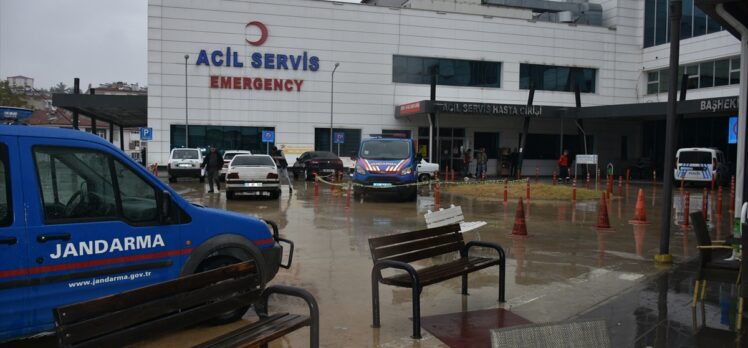 Sinop'ta işçileri taşıyan minibüs devrildi, 13 kişi yaralandı