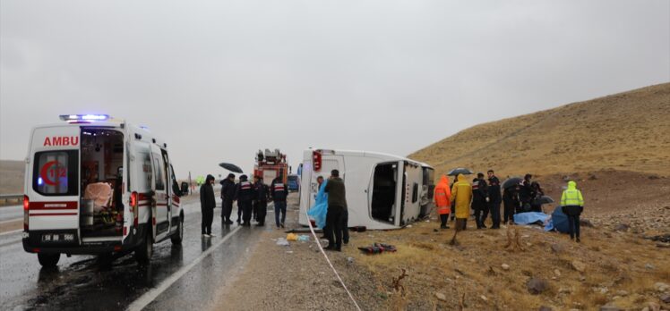 GÜNCELLEME – Sivas'ta yolcu otobüsü devrildi, 4 kişi öldü, 34 kişi yaralandı