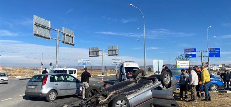 Afyonkarahisar'da iki otomobilin çarpıştığı kazada 5 kişi yaralandı