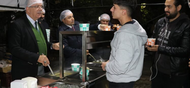 Amasya’da vize haftasında üniversite öğrencilerine ücretsiz çorba dağıtıldı