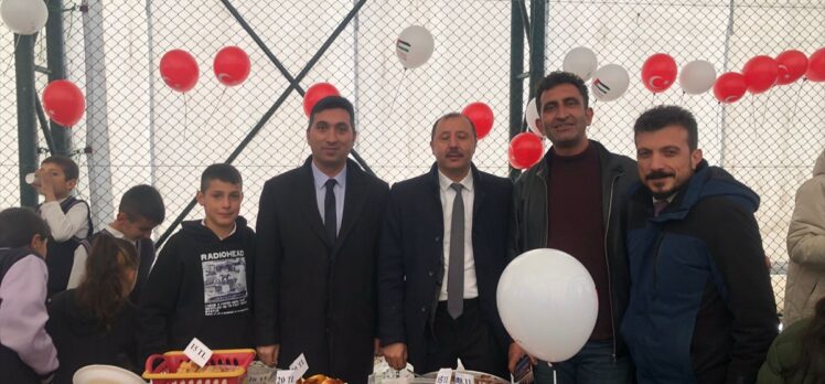 Ardahan'da öğrenci ve veliler Filistin'e destek amacıyla kermes düzenledi