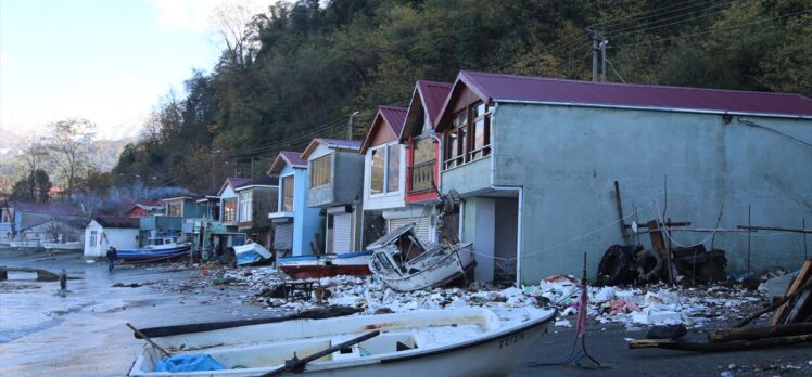 Artvin'de fırtınada oluşan dalgalar balıkçı barınaklarına zarar verdi