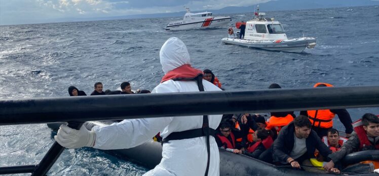 Ayvalık açıklarında geri itilen bottaki 45 düzensiz göçmen kurtarıldı