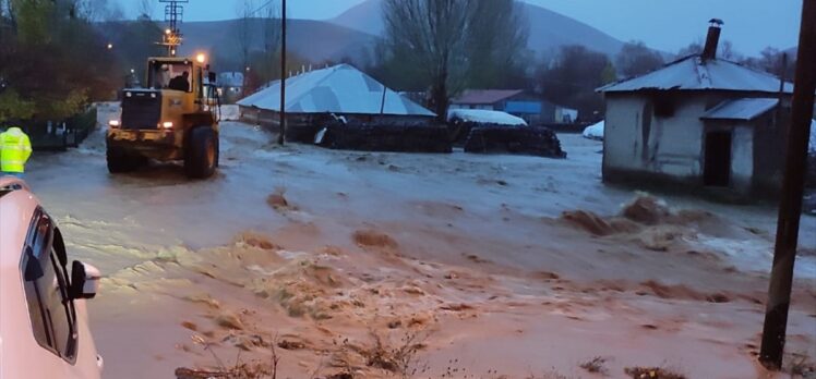 Bingöl'de sel nedeniyle mahsur kalan 2 çoban ve hayvanları kurtarıldı