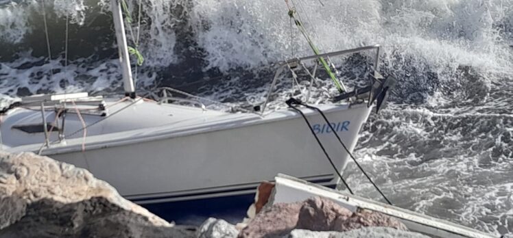 Bodrum'da fırtına nedeniyle bazı tekneler kayalıklara sürüklenip parçalandı, bazıları su aldı