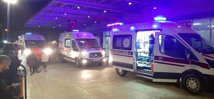 Çorum'da iki otomobilin çarpıştığı trafik kazasında anne ve oğlu öldü, 3 kişi yaralandı