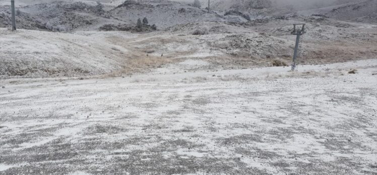 Denizli Kayak Merkezi'ne yılın ilk karı düştü