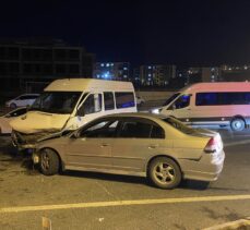 Elazığ'da minibüs ile otomobilin çarpıştığı kazada 5 kişi yaralandı