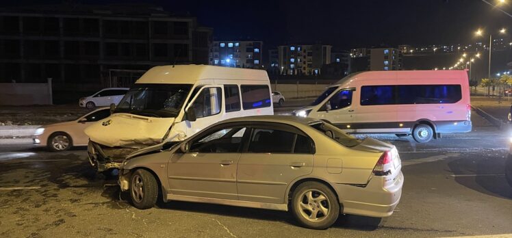 Elazığ'da minibüs ile otomobilin çarpıştığı kazada 5 kişi yaralandı