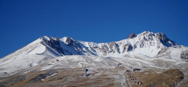 Erciyes Dağı'na kar yağdı