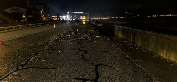 Giresun'da, dalgalar nedeniyle kara yolunda çökme meydana geldi