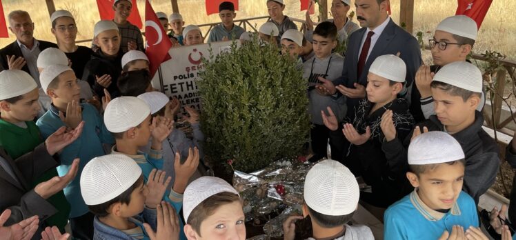 Hafızlık öğrencileri şehit Fethi Sekin’i doğum gününde kabri başında dualarla andı