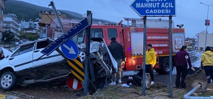 Hatay'da refüje çıkan otomobildeki 5 kişi yaralandı