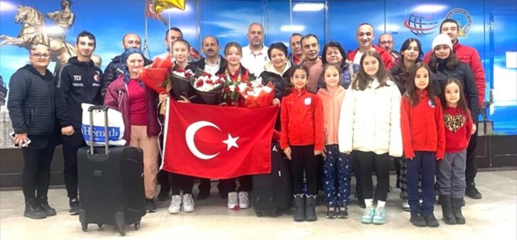 İngiltere'de gümüş madalya kazanan milli cimnastikçiler, Samsun'da çiçeklerle karşılandı