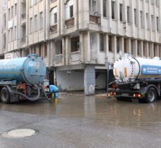 İskenderun'da deniz taşınca su basan yerlerde temizlik çalışmaları devam ediyor