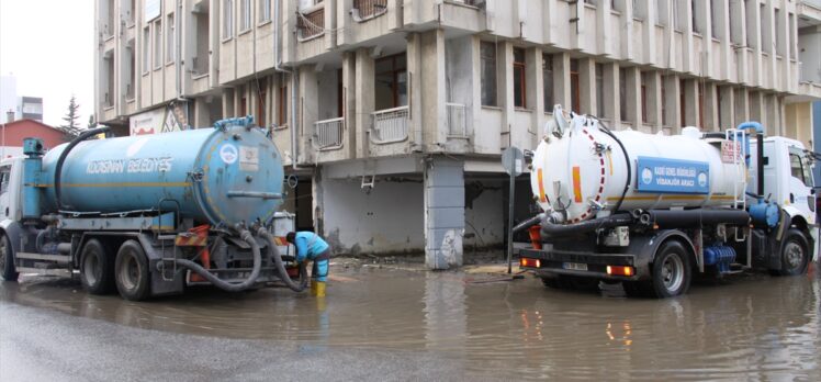 İskenderun'da deniz taşınca su basan yerlerde temizlik çalışmaları devam ediyor