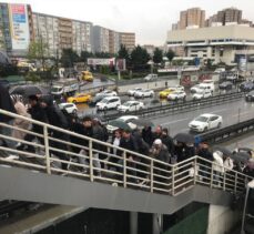 İstanbul'da etkili olan sağanak trafikte aksamalara neden oluyor